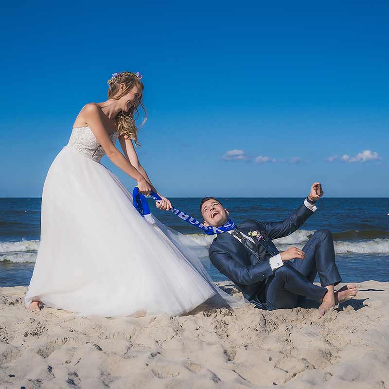 Brautpaar küsst sich auf den Dünen von Usedom
