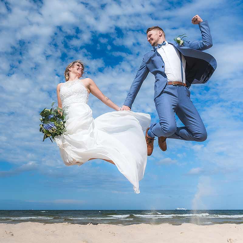 Hochzeitspaar auf der Seebrücke auf Usedom